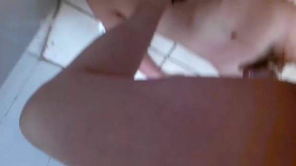 潍坊性感天下S卫生间内调教贱狗，用嘴给主人脱